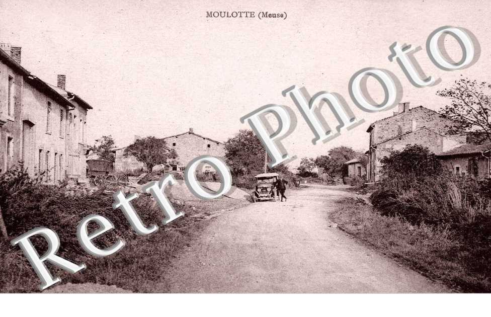 (UNE RUE VOITURE AU FOND)