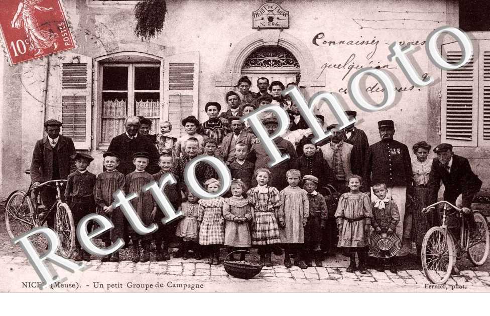 UN PETIT GROUPE DE CAMPAGNE