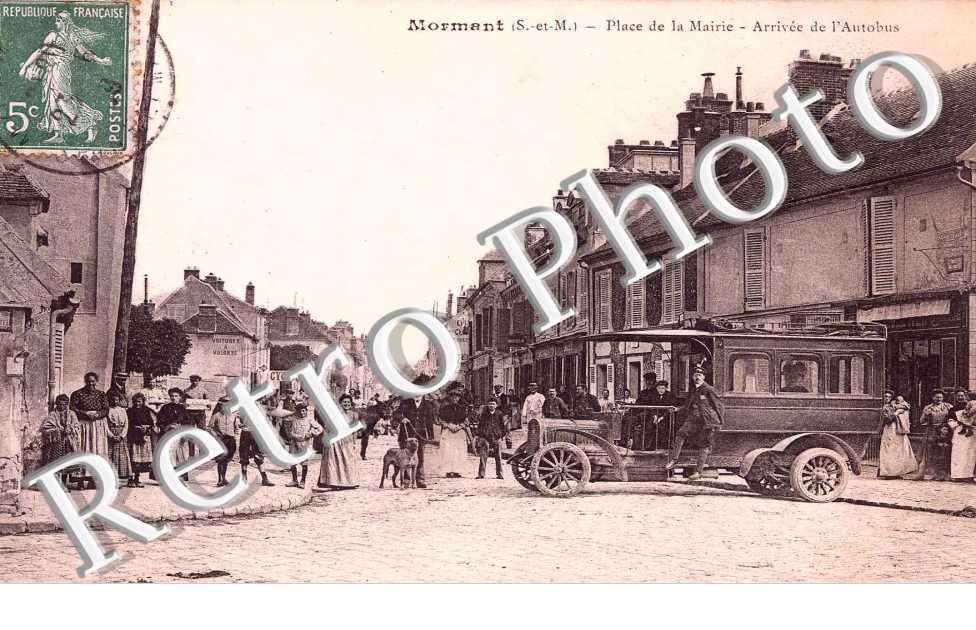 PLACE DE LA MAIRIE ARRIVEE DE L&#039;AUTOBUS