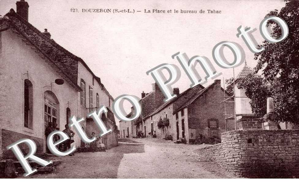 La Place et le Bureau de Tabac