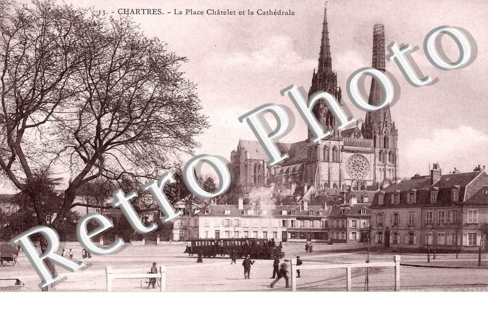 LA PLACE CHATELET ET LA CATHEDRALE