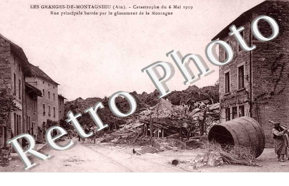Rue principale barree par le glissement de la montagne - la catastrophe du 6 mai 1919