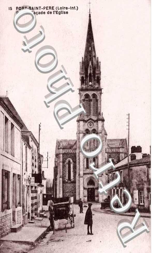rue et facade de l&#039;eglise