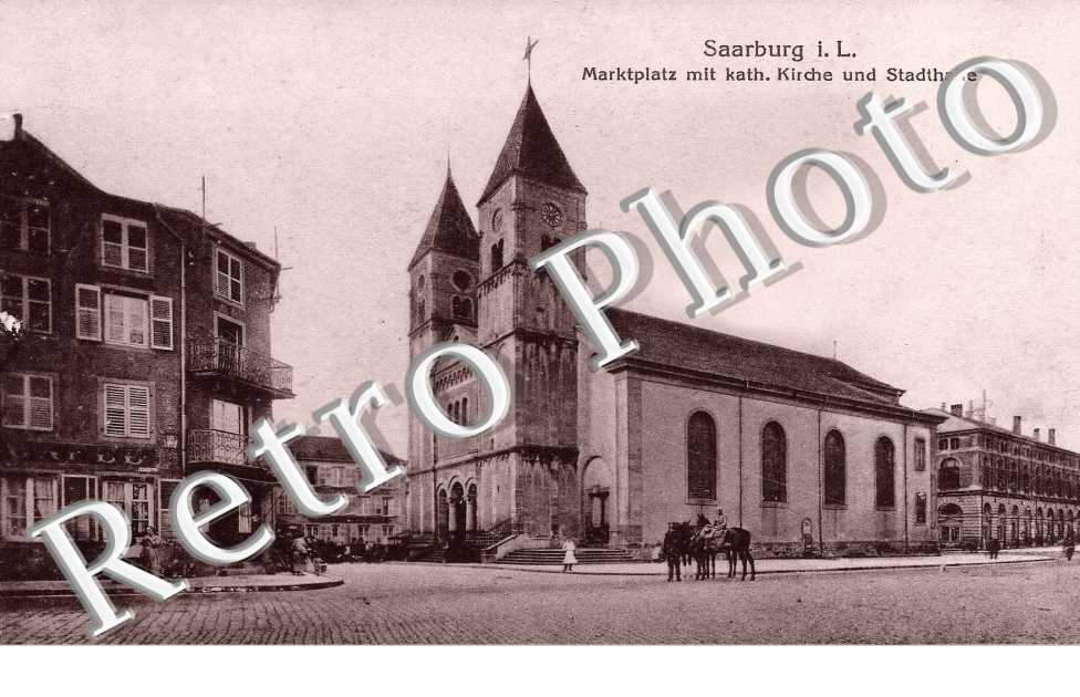 Marktplatz mit Kath, Kirche und Stadthalle