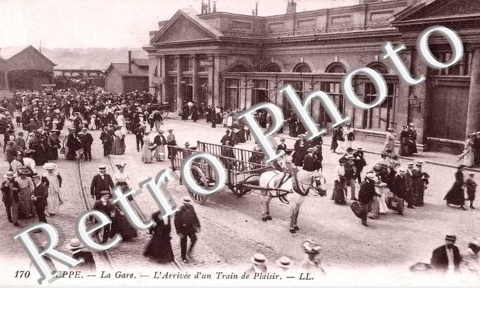 La gare  l&#039;arrivée d&#039;un train de plaisir