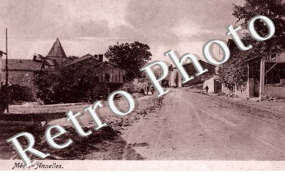 une rue du village MENIL-ANNELLES