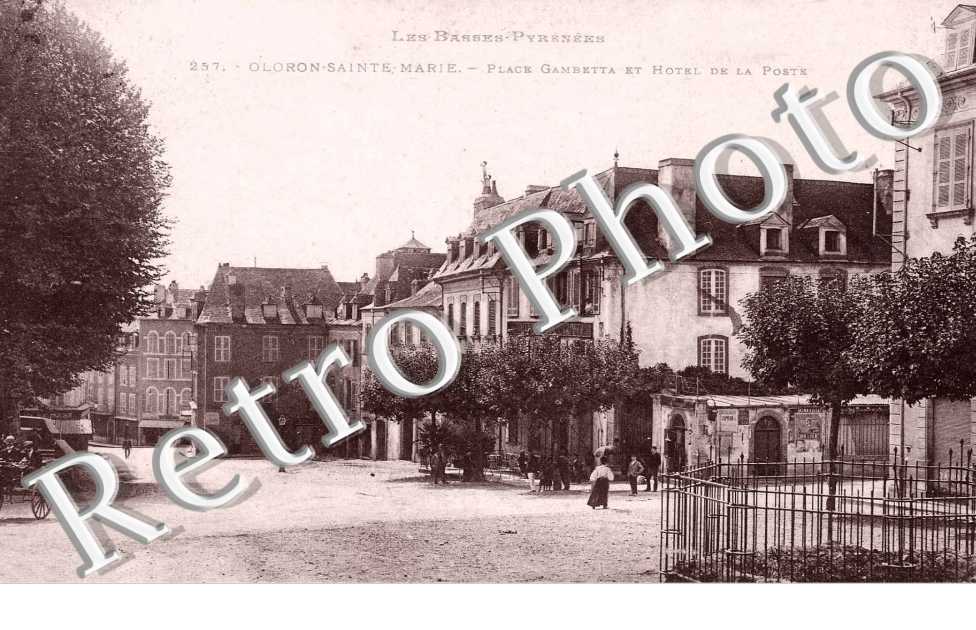Place Gambetta et Hotel de la Poste
