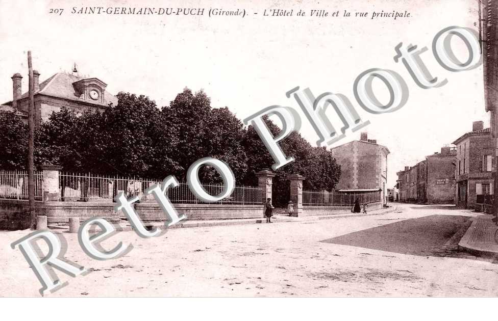 L&#039;Hotel de Ville et la Rue principale