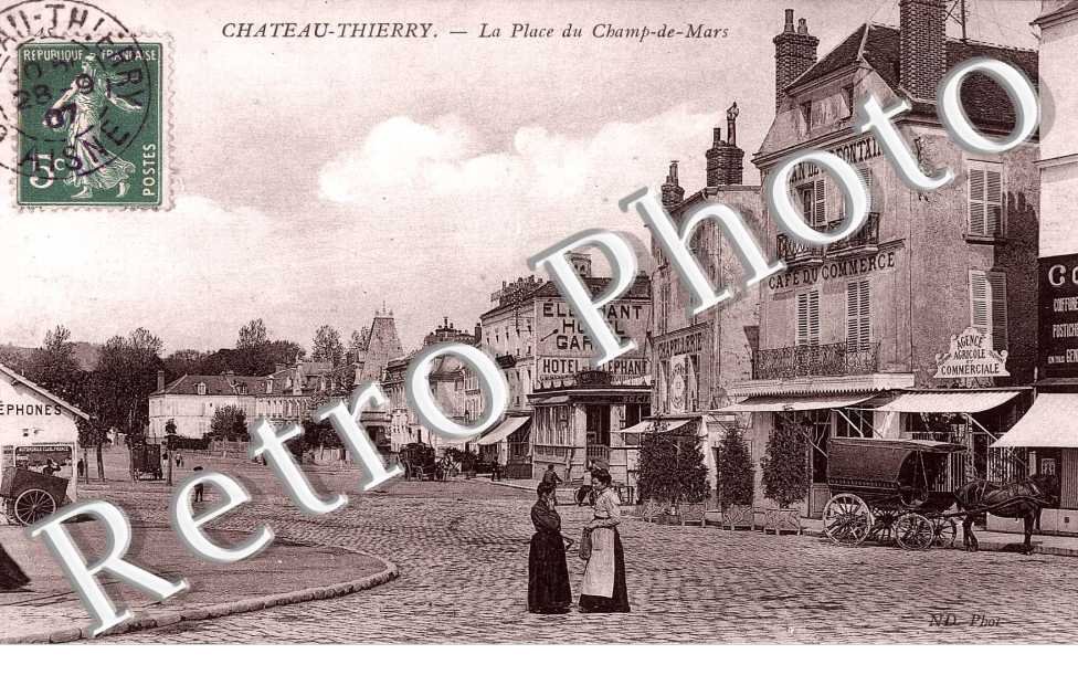 la place du Champ de Mars