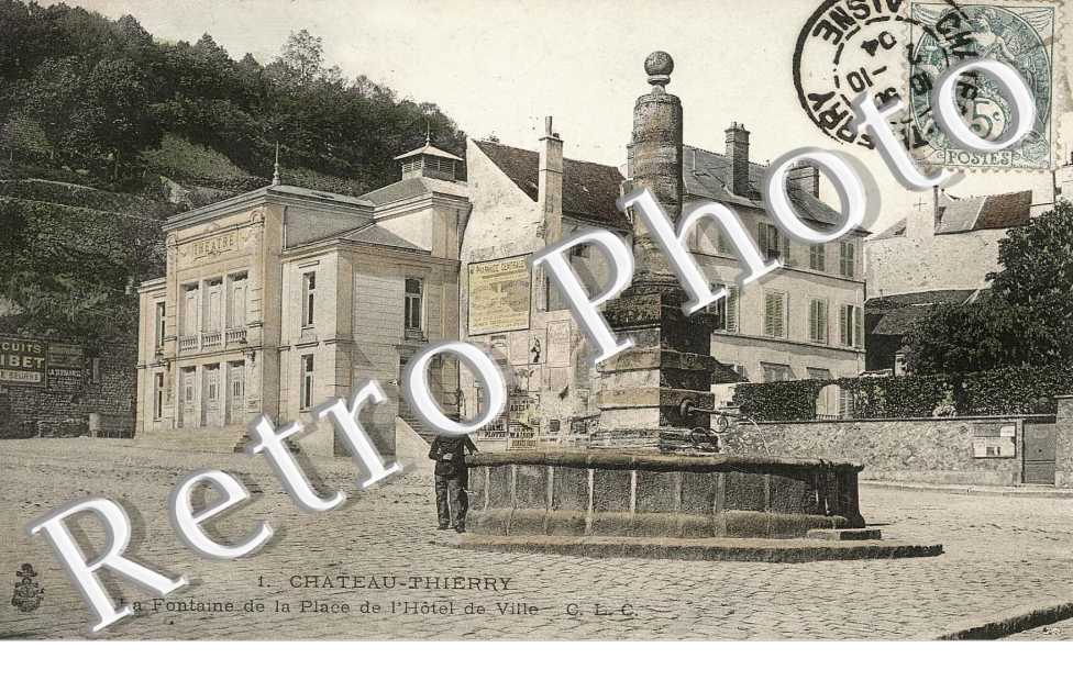 LA FONTAINE DE LA PLACE DE L'HOTEL DE VILLE