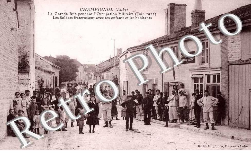 La grande rue pendant l'occupation militaire (juin 1911)
