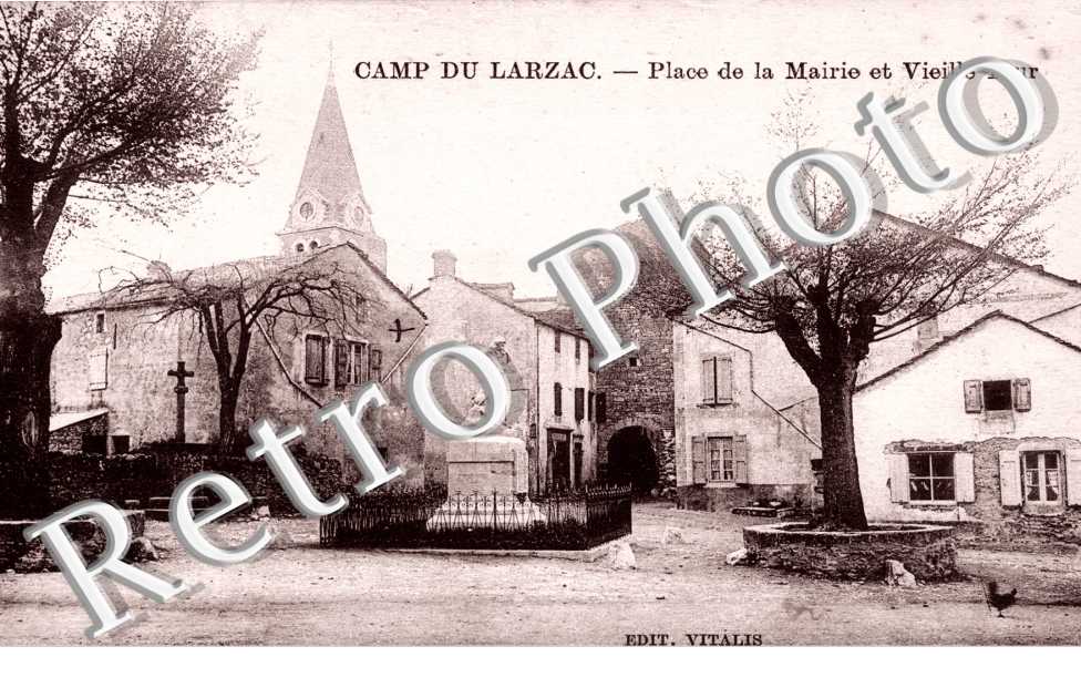 camp du larzac - place de la mairie et vieille tour