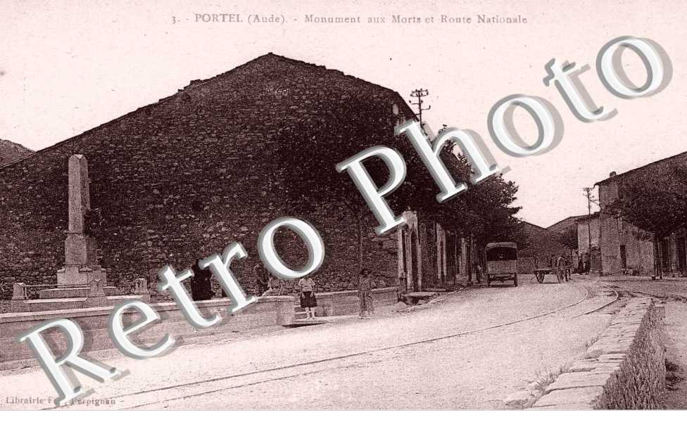 Monument aux morts et route nationale