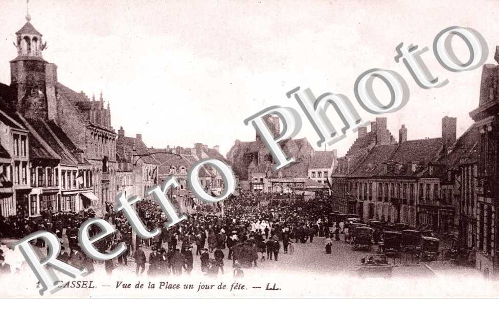VUE DE LA PLACE UN JOUR DE FETE