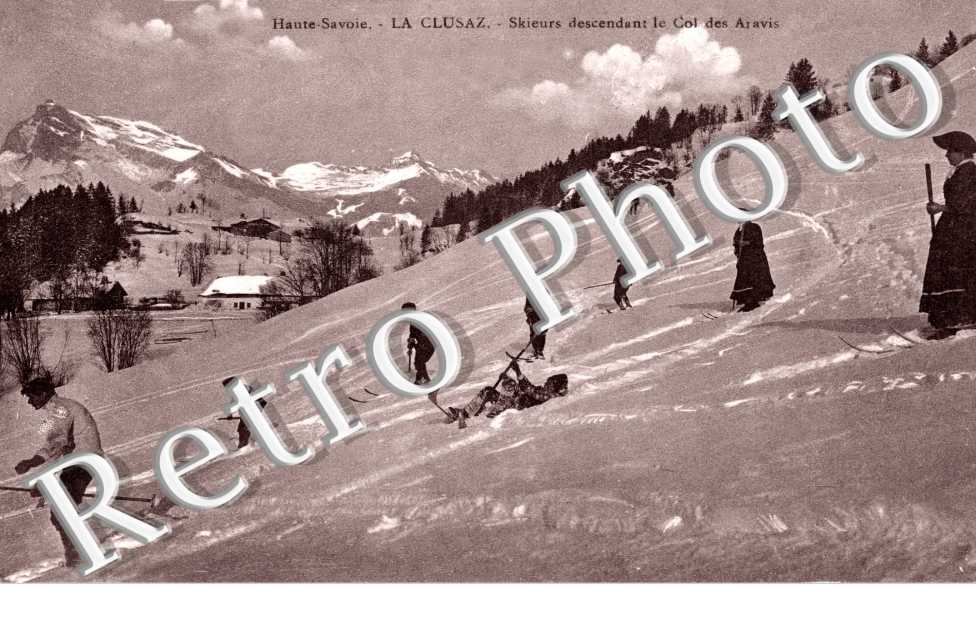 Skieurs descendant le Col des Aravis