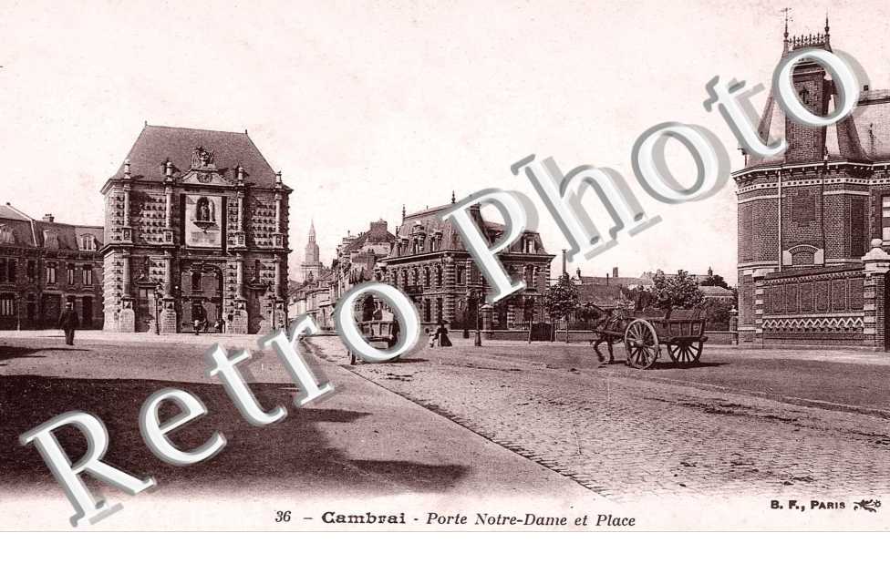 porte Notre-Dame et place