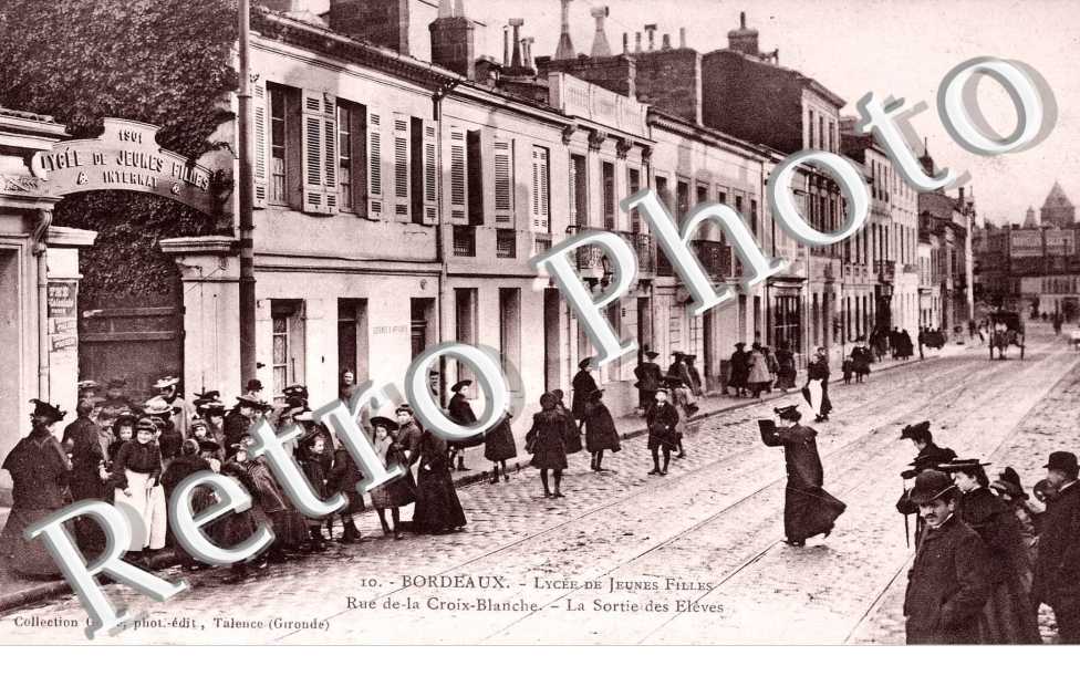 Lycee de jeunes filles Rue de la Croix-Blanche La sortie des eleves