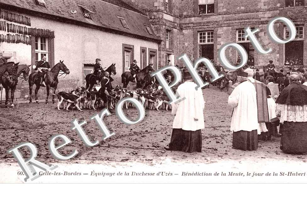 - equipage de la duchesse d&#039;Uzes - benediction de la meute le jour de Saint Hubert (chasse)