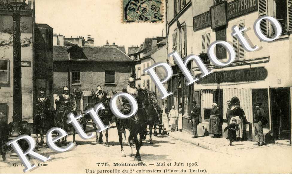 Montmartre, une Patrouille du 5eme cuirassiers Place du Tertre 1906