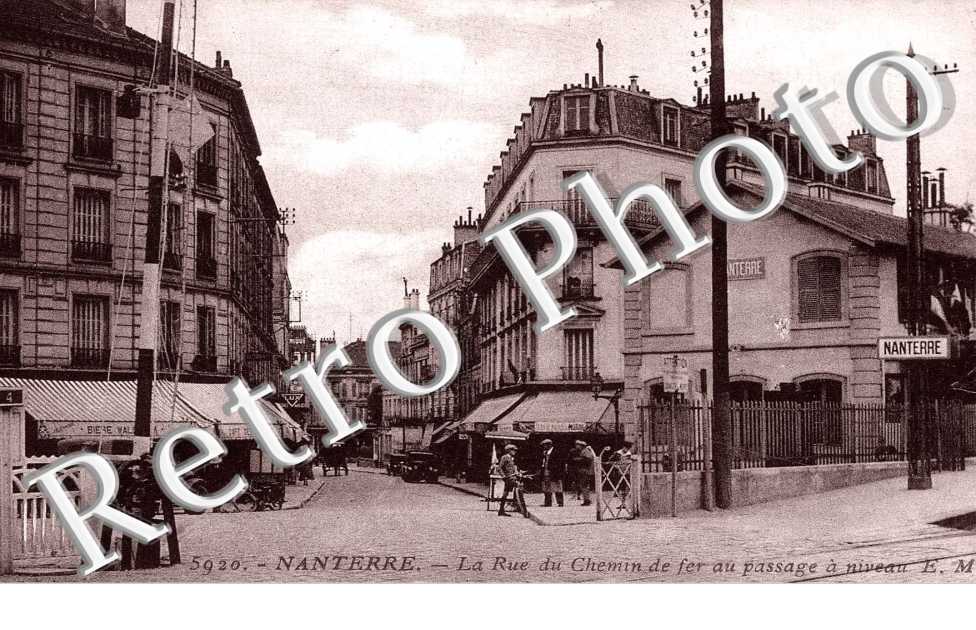 La rue du chemin de fer au passage à niveau