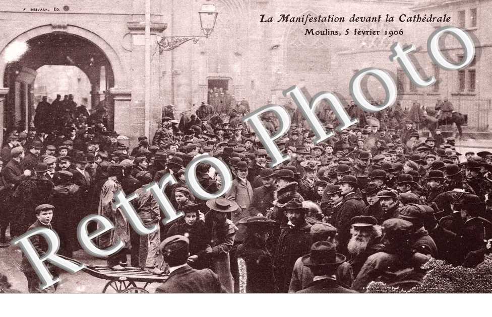 LA MANIFESTATION DEVANT LA CATHEDRALE