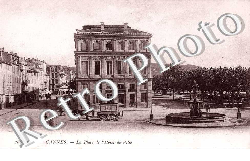 LA PLACE DE L'HOTEL DE VILLE