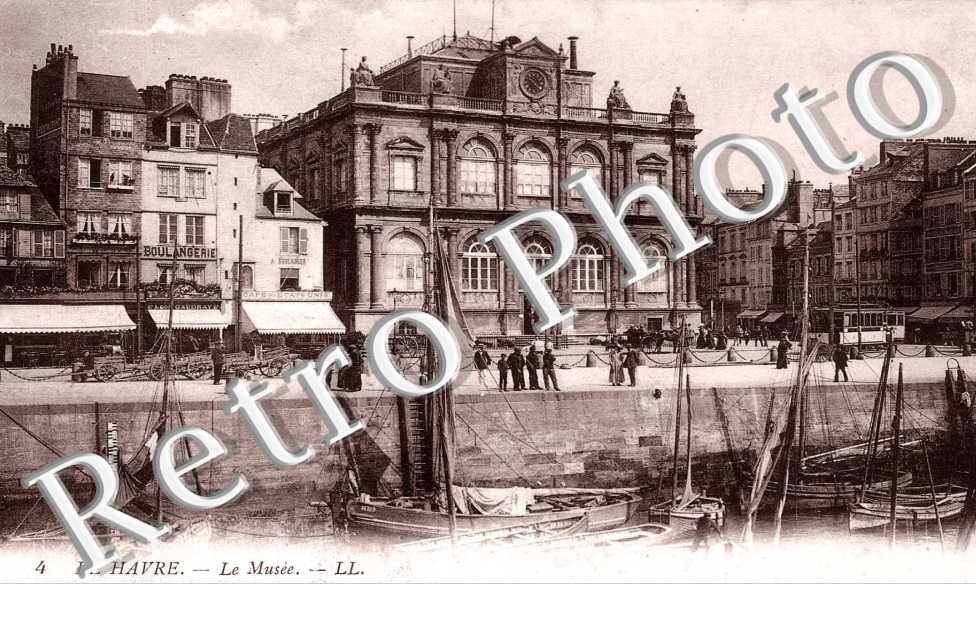 Musee et rue de Paris