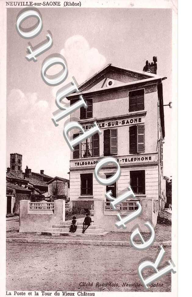 La poste et la tour du vieux Chateau (couleur)