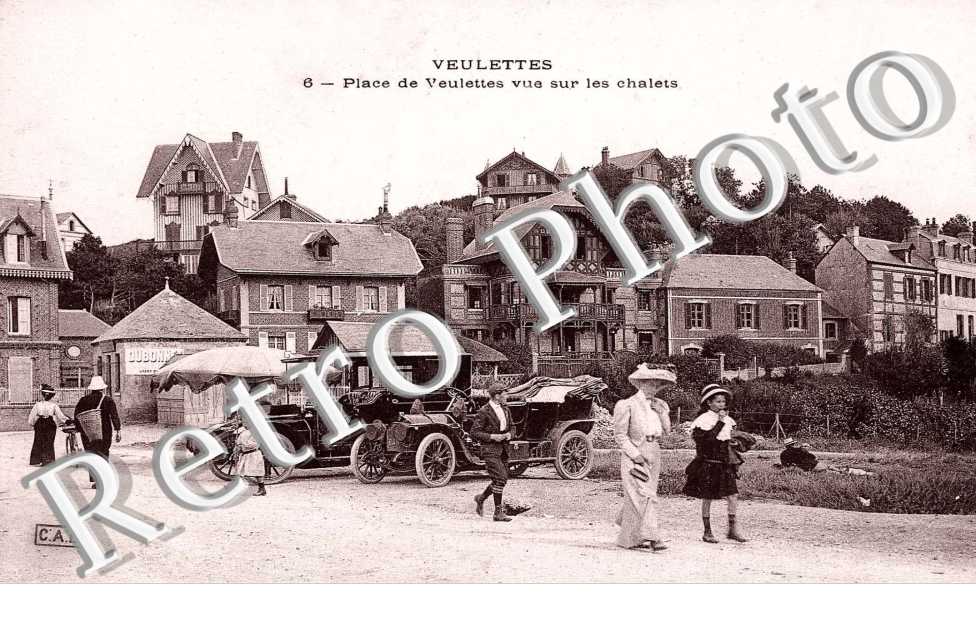 Place de Veulettes vue sur les chalets - automobiles