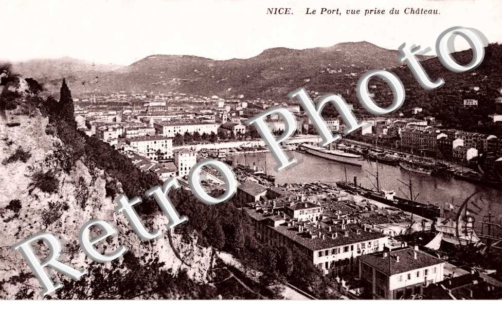 LE PORT, VUE PRISE DU CHATEAU