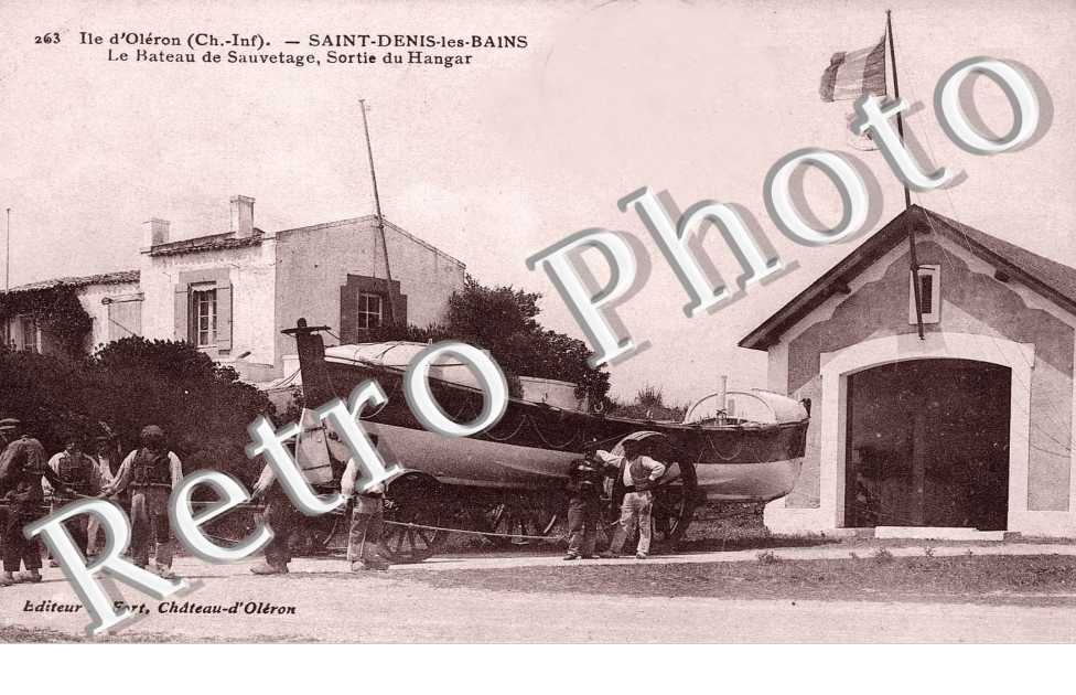 Saint-Denis-les-Bains, le bateau de sauvetage, sortie du hangar