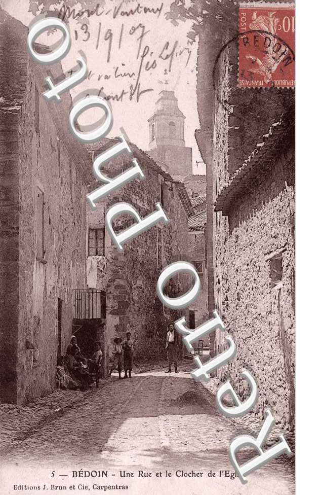 Une Rue et le Clocher de l'Eglise