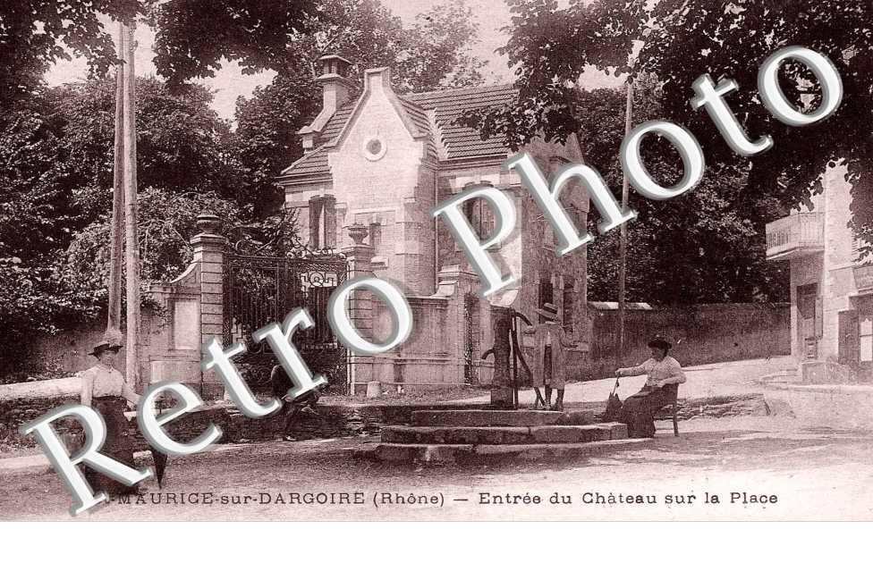 Entree du chateau sur la place