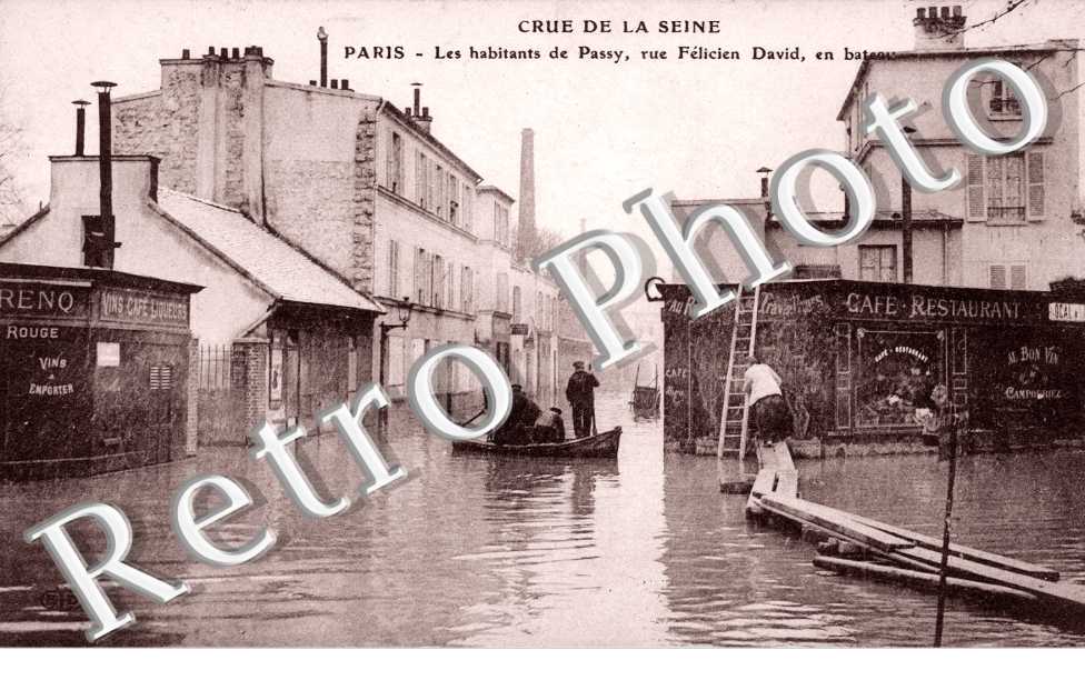 Crue de la Seine - Les Habitants de Passy, rue Felicien en Bateau