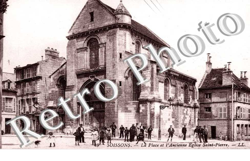 PLACE ET ANCIENNE EGLISE ST PIERRE