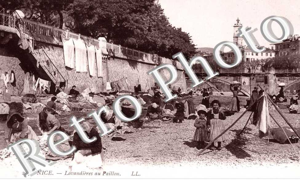 LES LAVANDIERES AU PAILLON