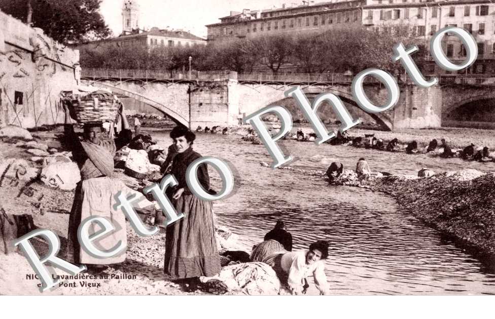 Lavandieres au pavillon et le vieux pont