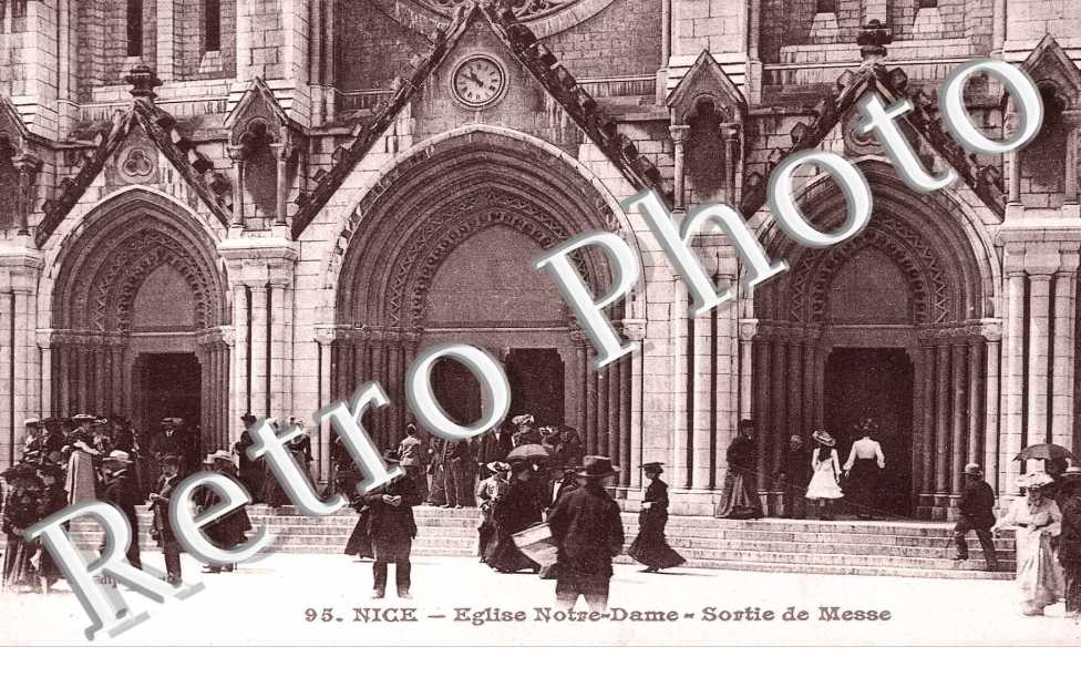 EGLISE NOTRE DAME - SORTIE DE MESSE