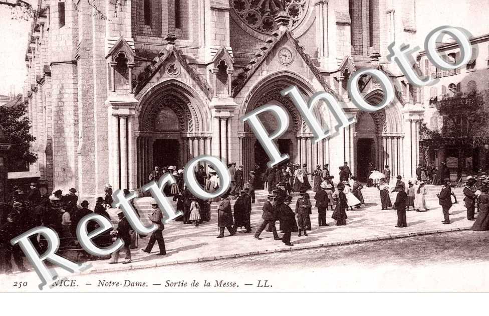 EGLISE NOTRE DAME - SORTIE DE MESSE