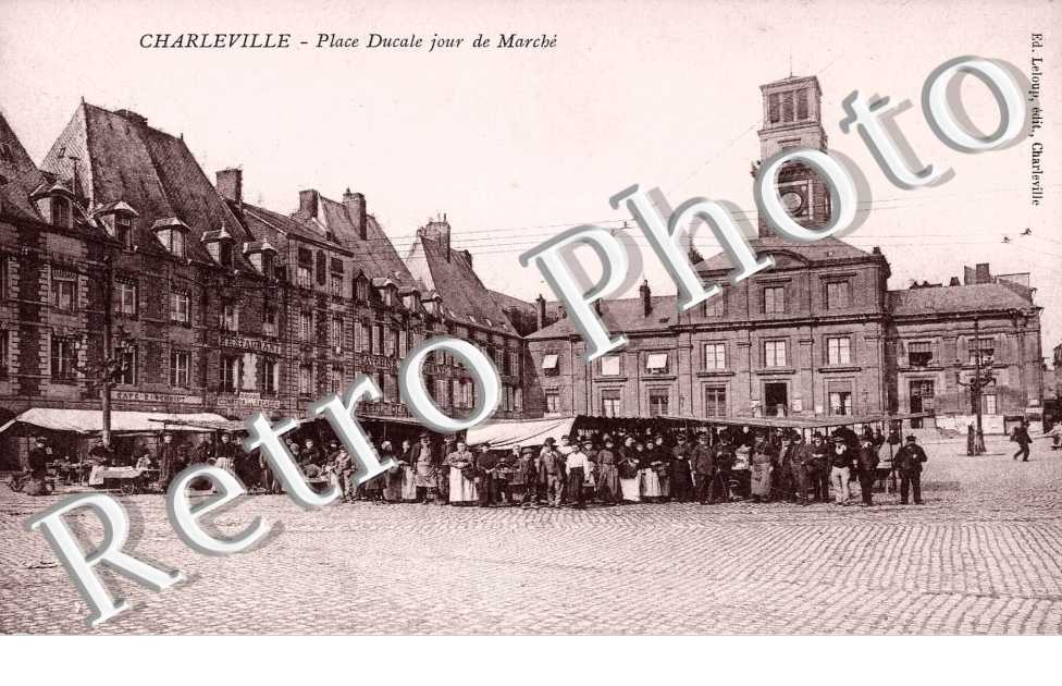 La Place Ducale jour de Marche