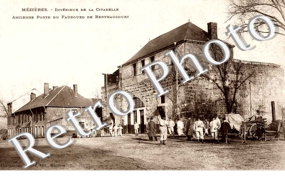 INTERIEUR DE LA CITADELLE - ANCIENNE PORTE DU FAUBOURG DE BERTHAUCOURT