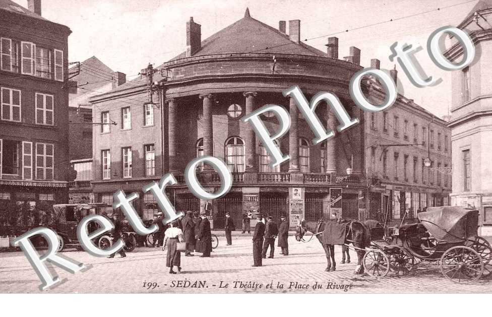 LE THEATRE ET LA PLACE DU RIVAGE