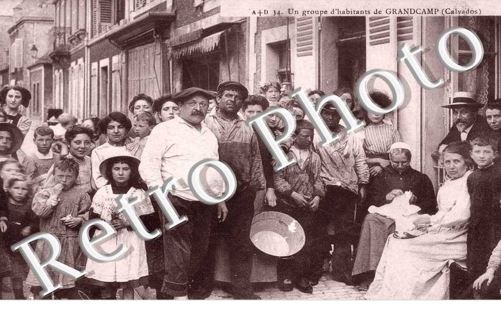 UN GROUPE D&#039;HABITANTS a Grandcamps