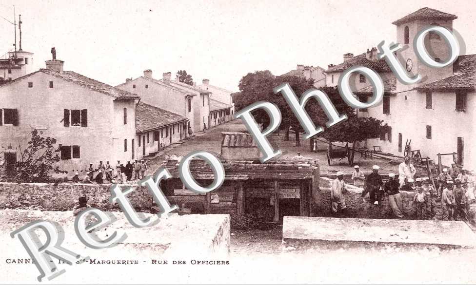 CANNES - ILE SAINTE MARGUERITE - RUE DES OFFICIERS