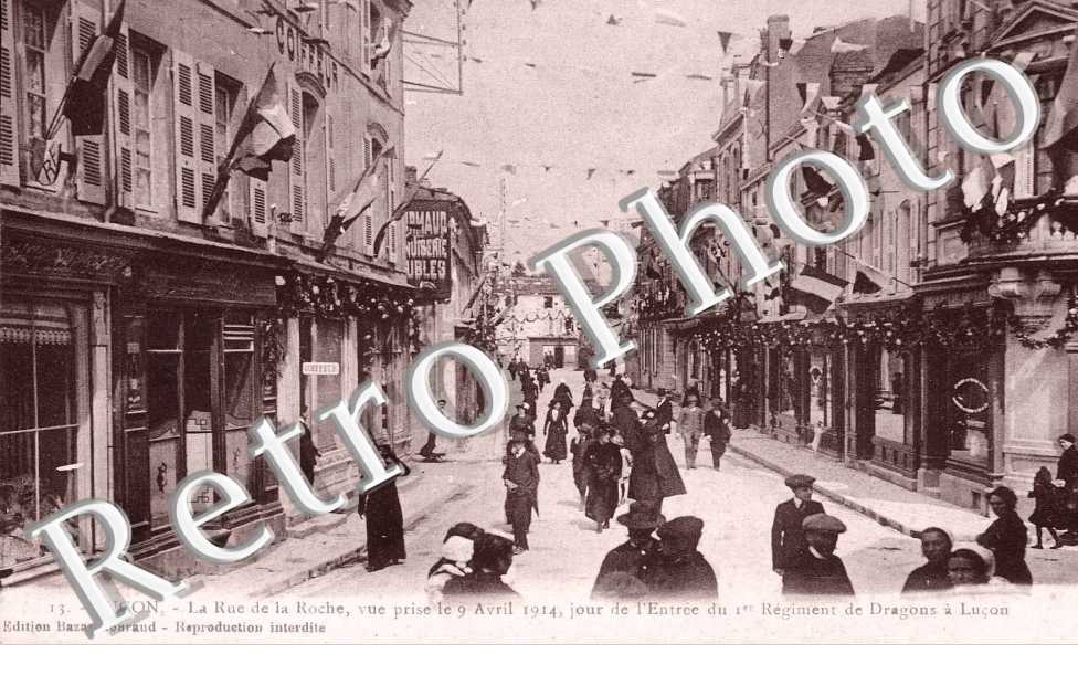 la Rue de la Roche, vue prise le 9 avril 1914, jour de l&#039;entree du 1er regiment de Dragons a Lucon