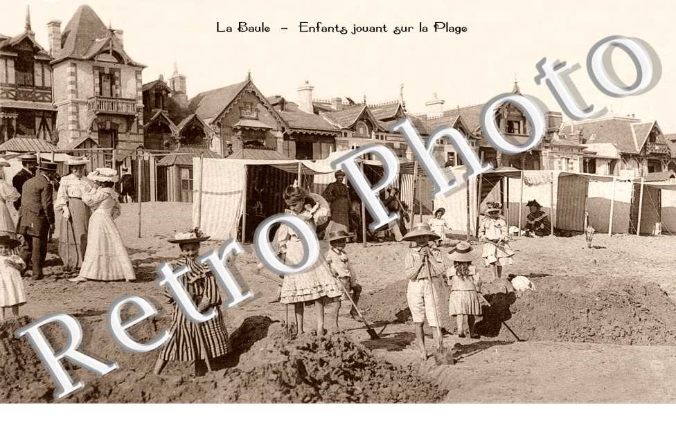 enfants jouant sur la plage