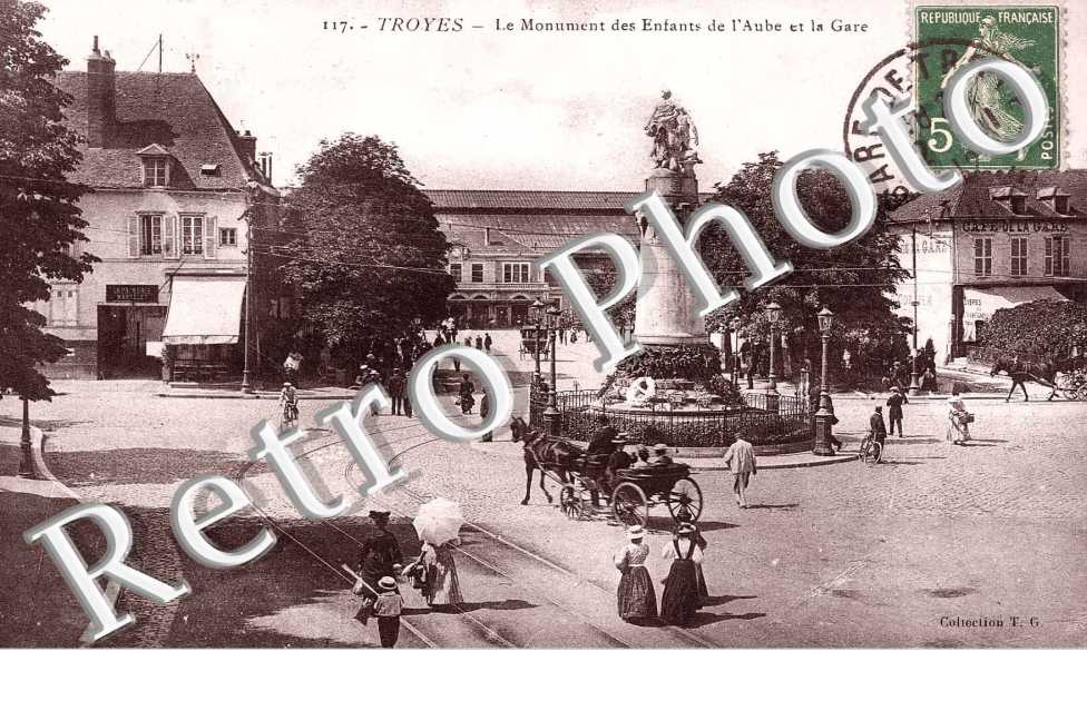 LE MONUMENT DES ENFANTS DE L'AUBE ET LA GARE