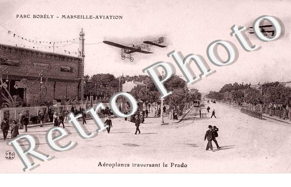 PARC BORELY, AEROPLANE TRAVERSANT LE PRADO