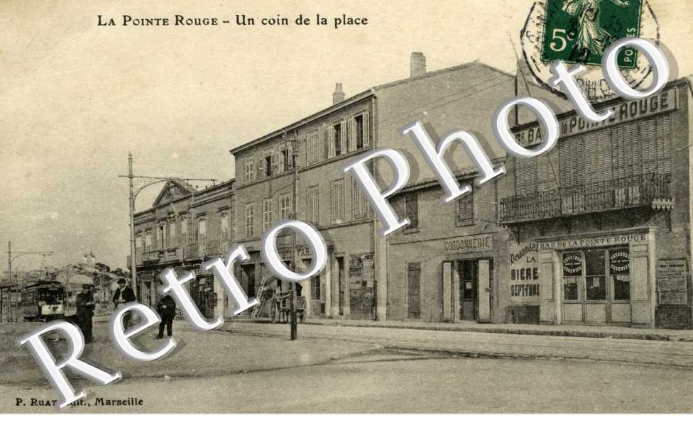 La Pointe Rouge -  Un coin de la place