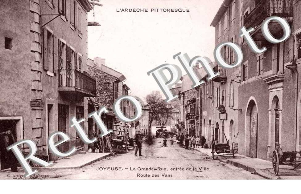 la grande rue - Entrée de la Ville - Route des Vans